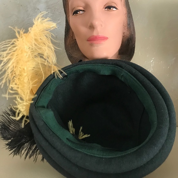 CHIC 1940s GREEN FELT TILT HAT WITH BLACK AND YELLOW OSTRICH FEATHERS main image 13